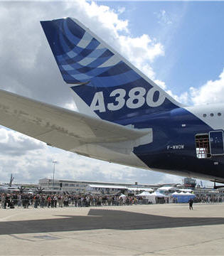 Folding raked wingtip
