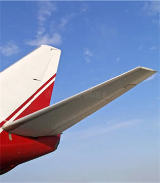 Folding raked wingtip