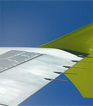 Folding raked wingtip