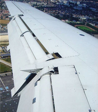 Folding raked wingtip