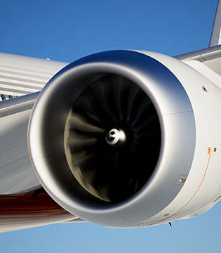 Folding raked wingtip