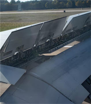 Folding raked wingtip