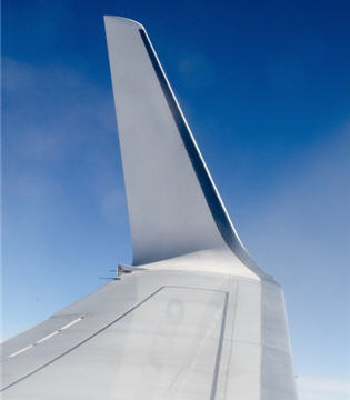 Folding raked wingtip